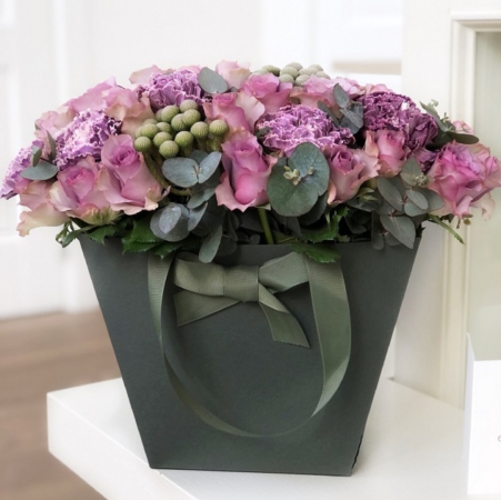 MF7713 - Зеленая фирменная сумка с сиреневыми цветами - фото moscowflorist.ru