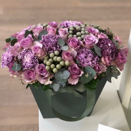 MF7713 - Зеленая фирменная сумка с сиреневыми цветами - фото moscowflorist.ru