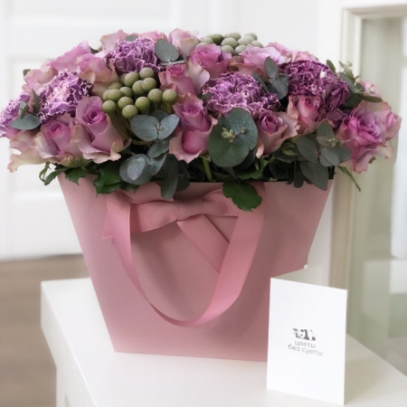 MF7714 - Розовая фирменная сумка с сиреневыми цветами - фото moscowflorist.ru