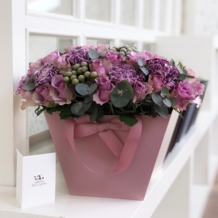 MF7714 - Розовая фирменная сумка с сиреневыми цветами - фото moscowflorist.ru