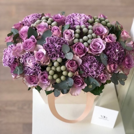 MF7715 - Кремовая фирменная сумка с сиреневыми розами - фото moscowflorist.ru