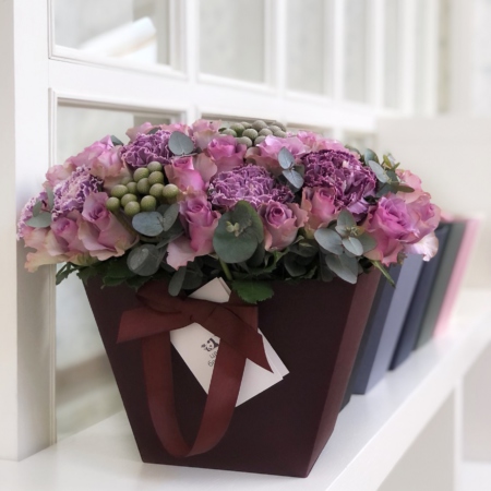 MF7716 - Пышная бордовая фирменная сумка с сиреневыми розами - фото moscowflorist.ru