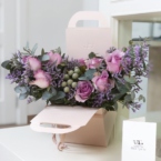 MF5851 - Кремовая коробка с ручками с сиреневыми розами фото №4 - moscowflorist.ru