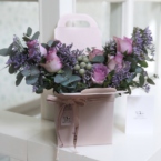 MF5851 - Кремовая коробка с ручками с сиреневыми розами фото №2 - moscowflorist.ru