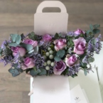 MF5851 - Кремовая коробка с ручками с сиреневыми розами фото №5 - moscowflorist.ru