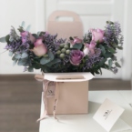 MF5851 - Кремовая коробка с ручками с сиреневыми розами фото №3 - moscowflorist.ru