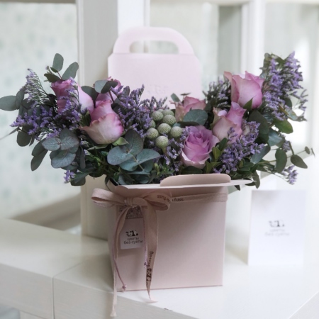 MF5851 - Кремовая коробка с ручками с сиреневыми розами - фото moscowflorist.ru