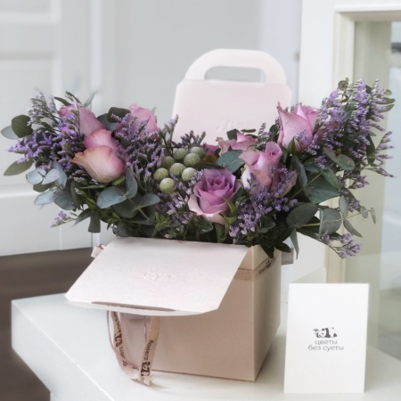 MF5851 - Кремовая коробка с ручками с сиреневыми розами - фото moscowflorist.ru