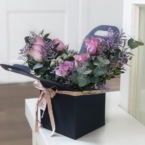 MF5852 - Синяя фирменная коробка Take it easy с сиреневыми розами картинка №6 - moscowflorist.ru MF5852 - Синяя фирменная коробка Take it easy с сиреневыми розами фото №6 - moscowflorist.ru