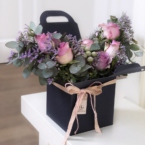 MF5852 - Синяя фирменная коробка Take it easy с сиреневыми розами картинка №1 - moscowflorist.ru MF5852 - Синяя фирменная коробка Take it easy с сиреневыми розами фото №1 - moscowflorist.ru