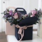 MF5852 - Синяя фирменная коробка Take it easy с сиреневыми розами картинка №3 - moscowflorist.ru MF5852 - Синяя фирменная коробка Take it easy с сиреневыми розами фото №3 - moscowflorist.ru