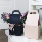 MF5852 - Синяя фирменная коробка Take it easy с сиреневыми розами картинка №4 - moscowflorist.ru MF5852 - Синяя фирменная коробка Take it easy с сиреневыми розами фото №4 - moscowflorist.ru
