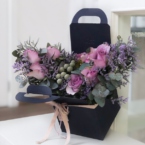 MF5852 - Синяя фирменная коробка Take it easy с сиреневыми розами картинка №2 - moscowflorist.ru MF5852 - Синяя фирменная коробка Take it easy с сиреневыми розами фото №2 - moscowflorist.ru