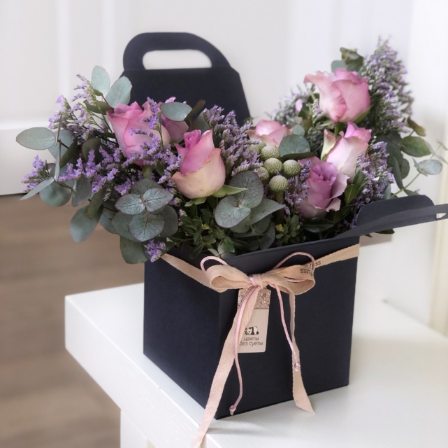 MF5852 - Синяя фирменная коробка Take it easy с сиреневыми розами фото - moscowflorist.ru