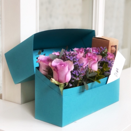MF5218 - Бирюзовая коробка-чемодан серии IQ с сиреневыми розами и макаруни - фото moscowflorist.ru