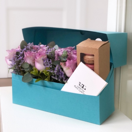 MF5218 - Бирюзовая коробка-чемодан серии IQ с сиреневыми розами и макаруни - фото moscowflorist.ru