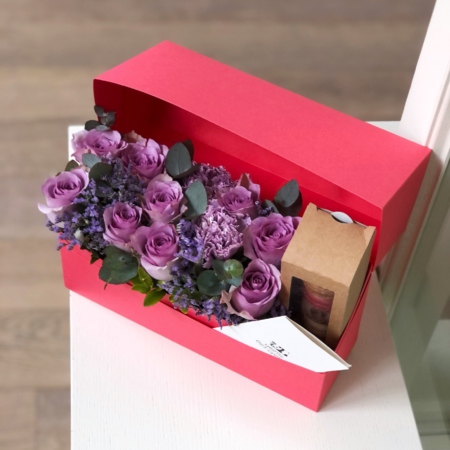 MF5219 - Коралловый чемодан серии IQ с сиреневыми розами и пирожными - фото moscowflorist.ru