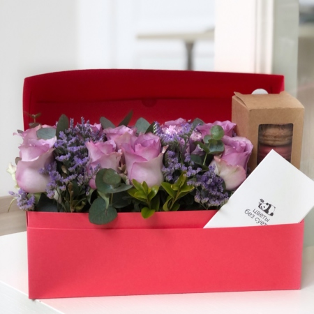 MF5219 - Коралловый чемодан серии IQ с сиреневыми розами и пирожными - фото moscowflorist.ru