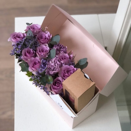 MF5220 - Коробка-чемодан серии IQ с сиреневыми цветами и сладостями - фото moscowflorist.ru