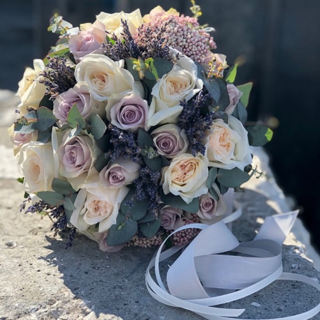 MF2031 - Букет невесты из пионовидной розы с лавандой фото - moscowflorist.ru