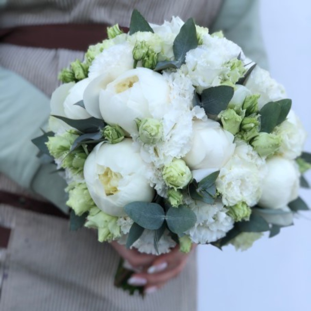 MF2034 - Круглый свадебный букет с белыми пионами фото - moscowflorist.ru