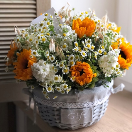 MF4036 - Плетеная корзина с ромашками и подсолнухами - фото moscowflorist.ru