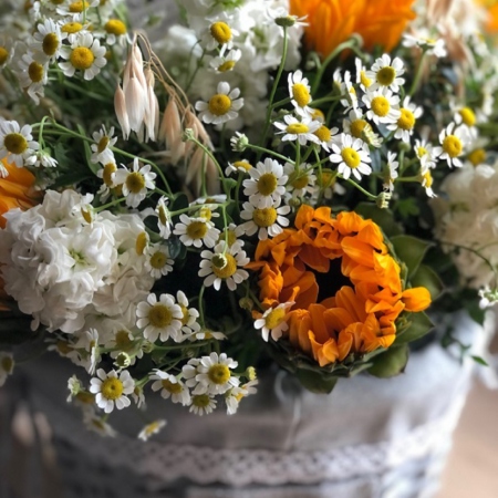 MF4036 - Плетеная корзина с ромашками и подсолнухами - фото moscowflorist.ru