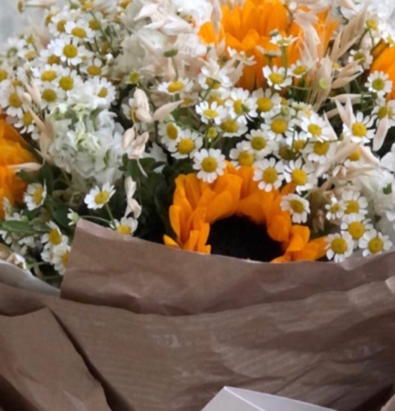 MF1158 - Букет из ярких подсолнухов и ромашек - фото moscowflorist.ru