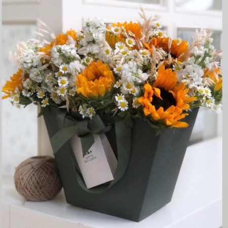 MF7718 - Зеленая фирменная сумка с подсолнухами и ромашками - фото moscowflorist.ru