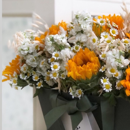 MF7718 - Зеленая фирменная сумка с подсолнухами и ромашками - фото moscowflorist.ru