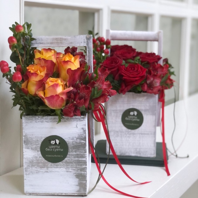 MF7052 - Небольшой деревянный ящик с яркими цветами фото - moscowflorist.ru
