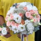 MF2035 - Свадебный букет из кустовых роз и эустомы фото №4 - moscowflorist.ru