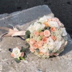 MF2035 - Свадебный букет из кустовых роз и эустомы фото №6 - moscowflorist.ru