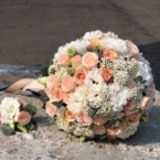 MF2035 - Свадебный букет из кустовых роз и эустомы фото №1 - moscowflorist.ru