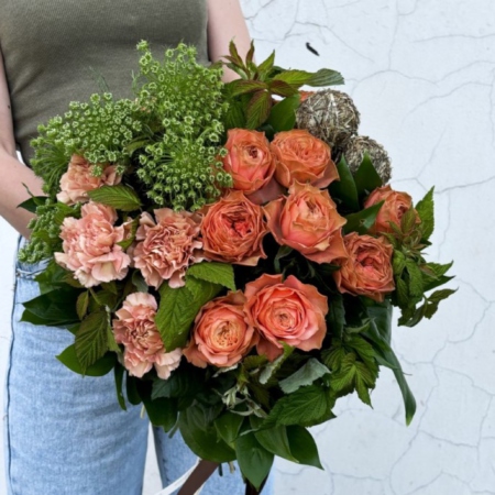 MF1161 - Букет в цвете капучино с розами и гвоздиками - фото moscowflorist.ru