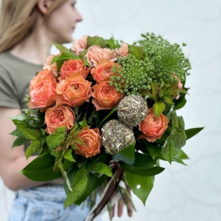 MF1161 - Букет в цвете капучино с розами и гвоздиками - фото moscowflorist.ru