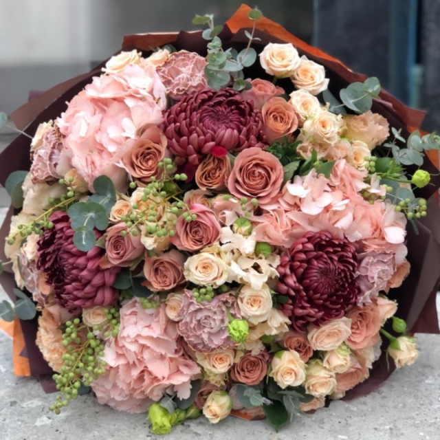 MF1165 - Букет в кофейной гамме с гортензиями и розами фото - moscowflorist.ru