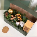 MF5223 - Цветочный чемоданчик с праздничным декором Nature фото №4 - moscowflorist.ru