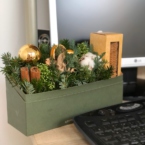 MF5223 - Цветочный чемоданчик с праздничным декором Nature фото №5 - moscowflorist.ru