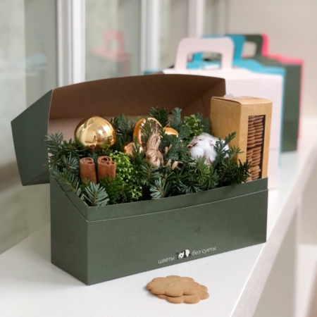 MF5223 - Цветочный чемоданчик с праздничным декором Nature - фото moscowflorist.ru