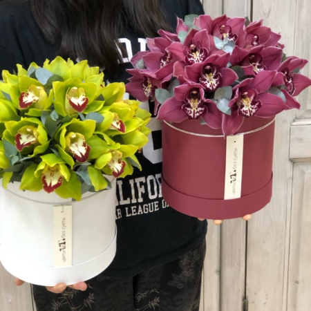 MF0588 - Круглая шляпная коробка с орхидеями - фото moscowflorist.ru