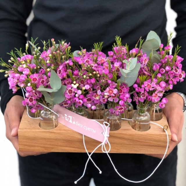 MF5227 - Цветочный чемоданчик Алхимия с ваксфлауэром фото - moscowflorist.ru