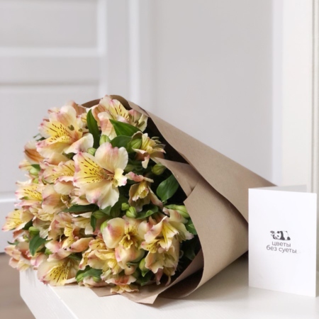 MF1171 - Букет из сезонной альстромерии в крафте - фото moscowflorist.ru