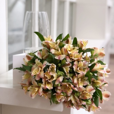 MF1171 - Букет из сезонной альстромерии в крафте - фото moscowflorist.ru