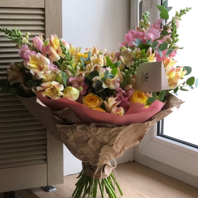 MF1174 - Раскидистый букет с желтыми розами фото - moscowflorist.ru