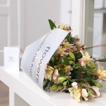 MF1175 - Летящий букет из сезонной альстромерии (в асс) - фото moscowflorist.ru