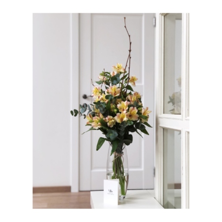 MF1175 - Летящий букет из сезонной альстромерии (в асс) - фото moscowflorist.ru