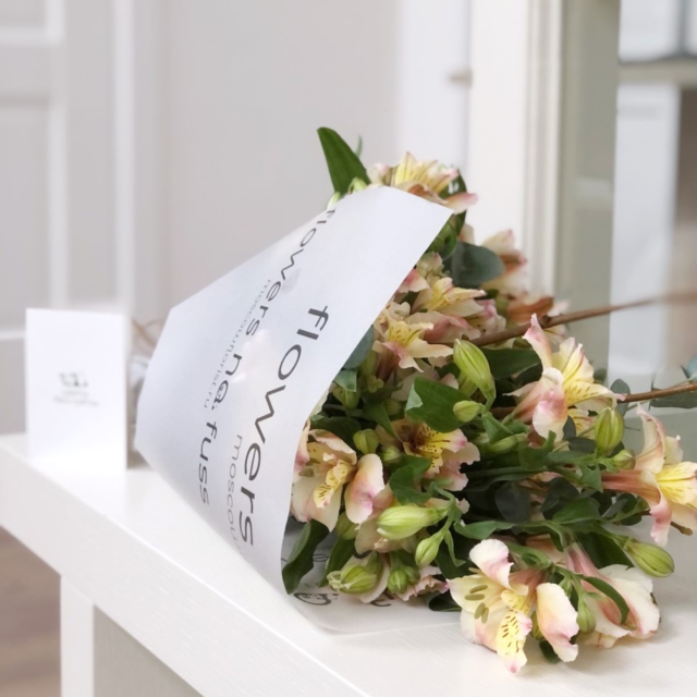MF1175 - Летящий букет из сезонной альстромерии (в асс) фото - moscowflorist.ru