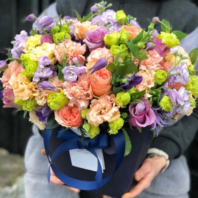 MF7729 - Пышная фирменная сумка с элегантным миксом фото - moscowflorist.ru