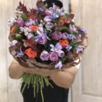 MF1176 - Объемный букет в оранжево-сиреневой гамме фото №2 - moscowflorist.ru